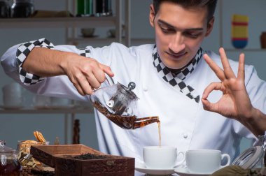 Çay uzmanı bir bardak içki hazırlıyor.