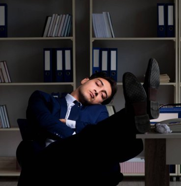 Ofiste fazla mesai saat sonra uyku ve yorgun işadamı