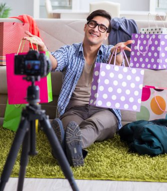 Vlog için erkek moda blogcusu kayıt videosu