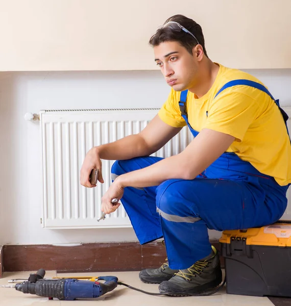 Joven reparador contratista de reparación de panel de calefacción — Foto de Stock