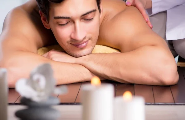 Le jeune homme beau pendant la procédure de spa — Photo