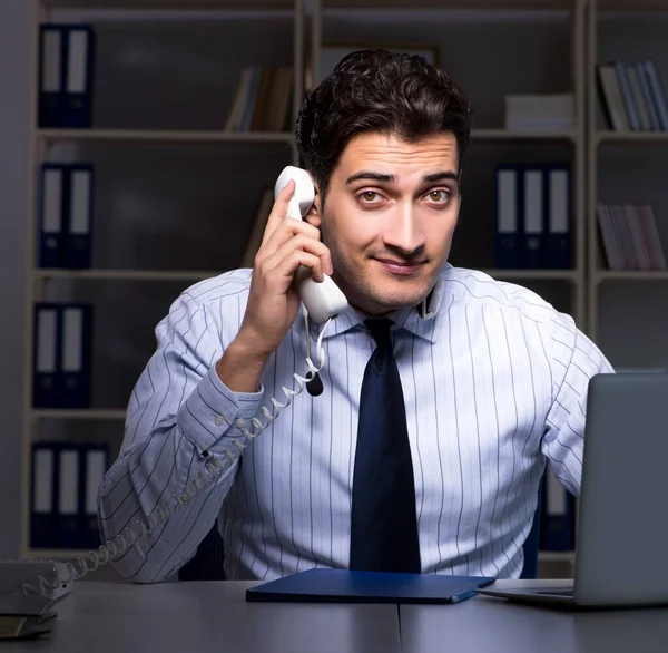 Telefonközpont üzemeltető beszél az ügyféllel az éjszakai műszak alatt — Stock Fotó