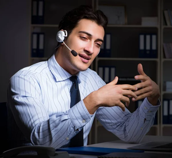 Operador del centro de llamadas hablando con el cliente durante el turno nocturno —  Fotos de Stock