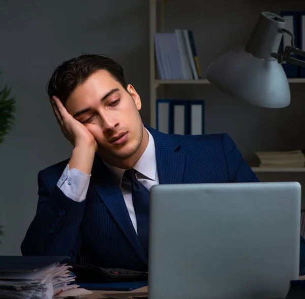 Бизнесмен устал и спит в офисе после сверхурочных — стоковое фото