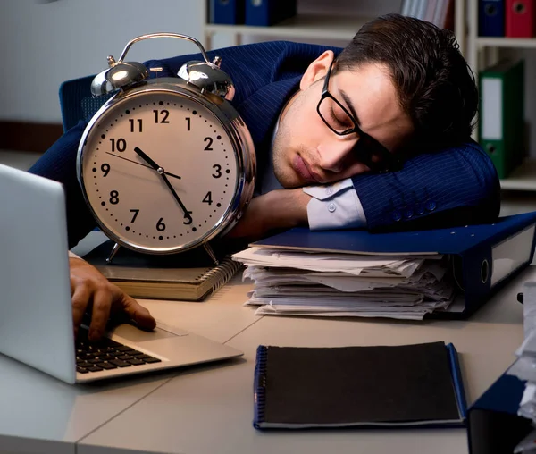 Affärsmannen somnar under långa tider på kontoret — Stockfoto