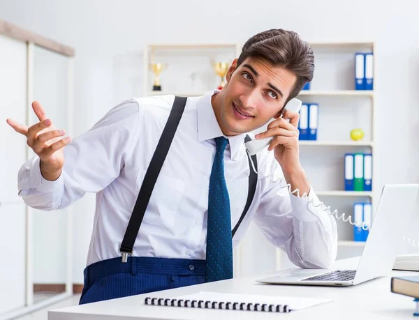Ung snygg affärsman som arbetar på kontoret — Stockfoto