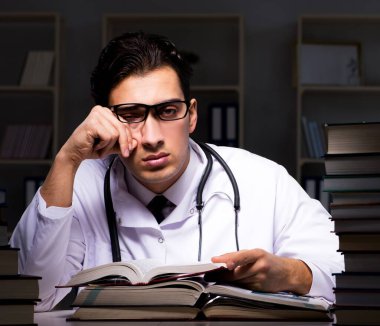 Geceleri üniversite sınavlarına hazırlanan tıp öğrencisi.