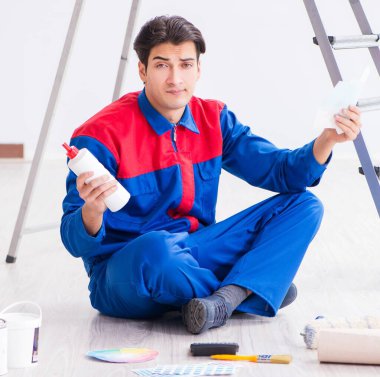 Boyama işi için renkleri eşleştirmeye çalışan genç ressam.