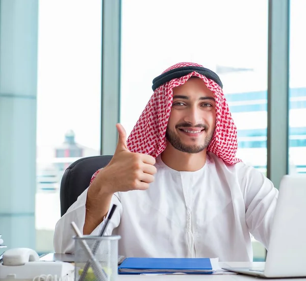 Pengusaha arab yang bekerja di kantor — Stok Foto