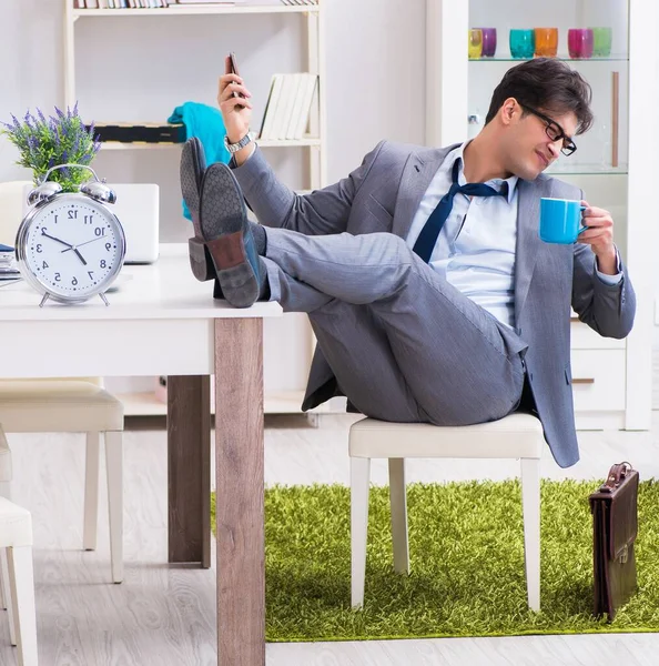 Homme d'affaires en retard au bureau en raison d'un sommeil excessif après la nuit — Photo