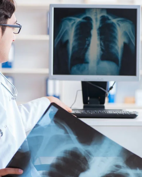 엑스레이 사진을 보고 있는 방사선 전문의 — 스톡 사진