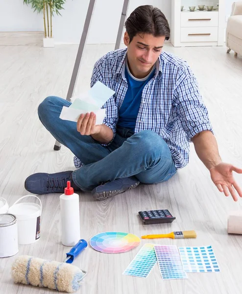 Joven gastando demasiado su presupuesto en un proyecto de renovación —  Fotos de Stock