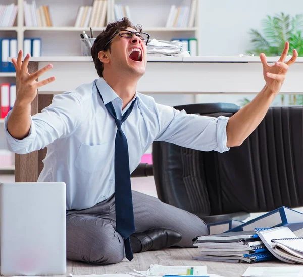 Empresário falido com raiva no chão do escritório — Fotografia de Stock
