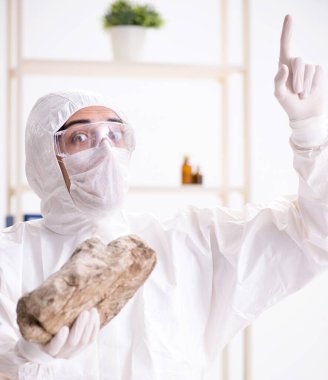 Bilimadamları laboratuarda taş örnekleri arıyor.