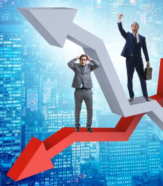 Büyüme ve azalma grafikleri olan işadamı.