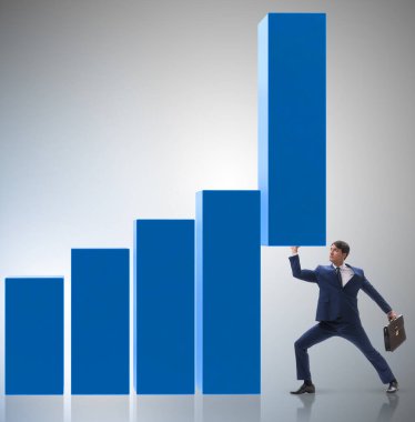 Ekonomideki büyümeyi destekleyen işadamı grafik üzerinde