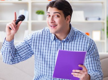 Evde karaoke yapan komik adam.