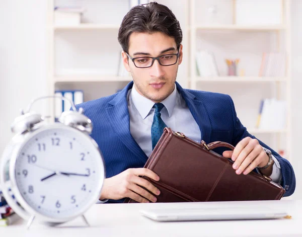 De gehaaste zakenman probeert zich aan de deadline te houden — Stockfoto