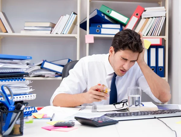 Drukke gefrustreerde zakenman boos in het kantoor — Stockfoto