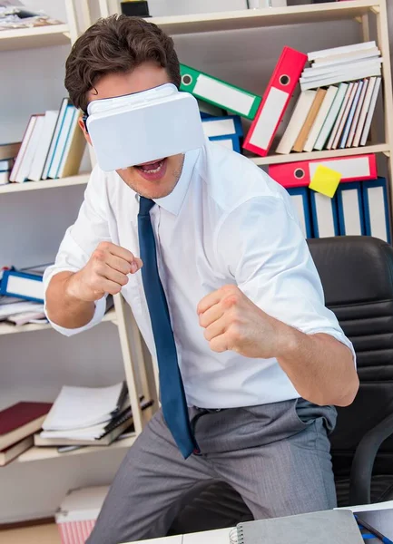 Dipendente guardando film su vr occhiali realtà virtuale — Foto Stock