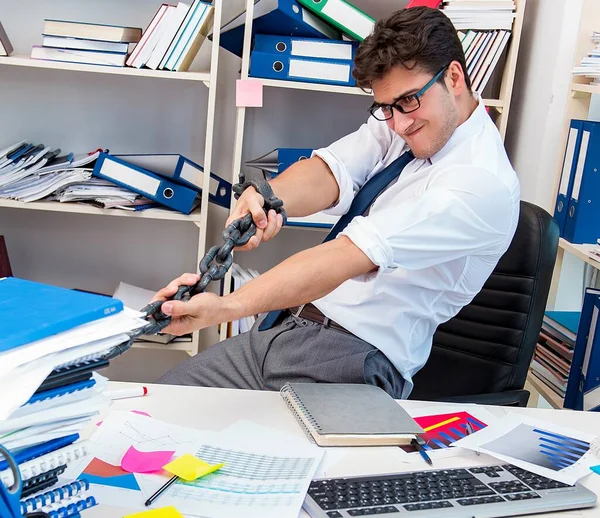 The employee attached and chained to his desk with chain — Stock Photo, Image