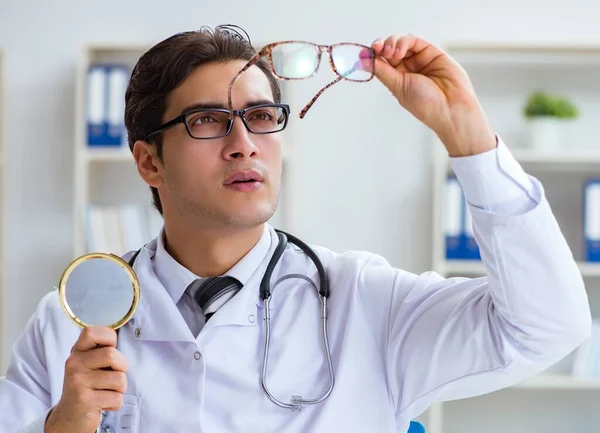 Médico ocular en concepto médico —  Fotos de Stock