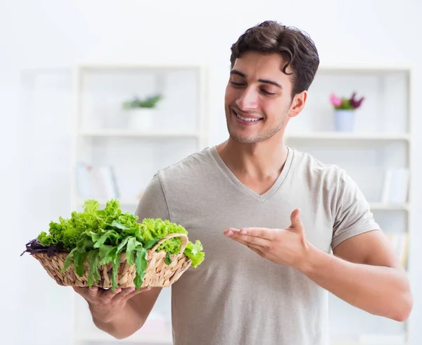 O jovem em alimentação saudável e conceito de dieta — Fotografia de Stock