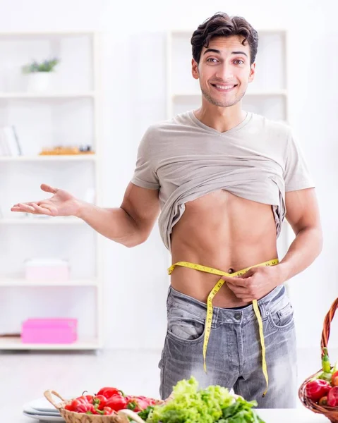 Jongeman in een gezond eet- en dieetconcept — Stockfoto