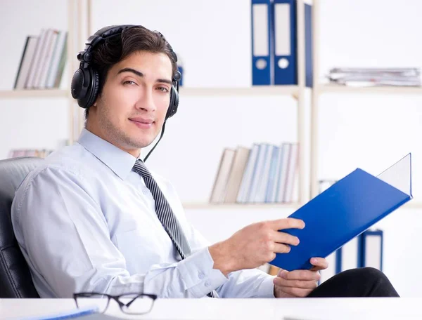 Operador del centro de llamadas hablando con el cliente en vivo —  Fotos de Stock