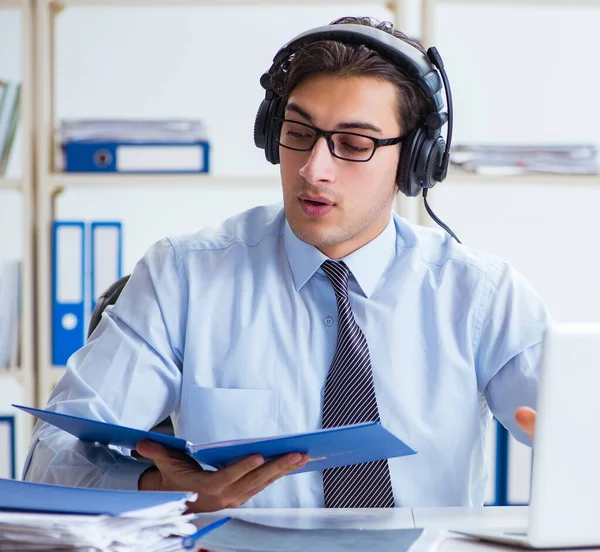 Operátor call centra mluví se zákazníkem na živém volání — Stock fotografie