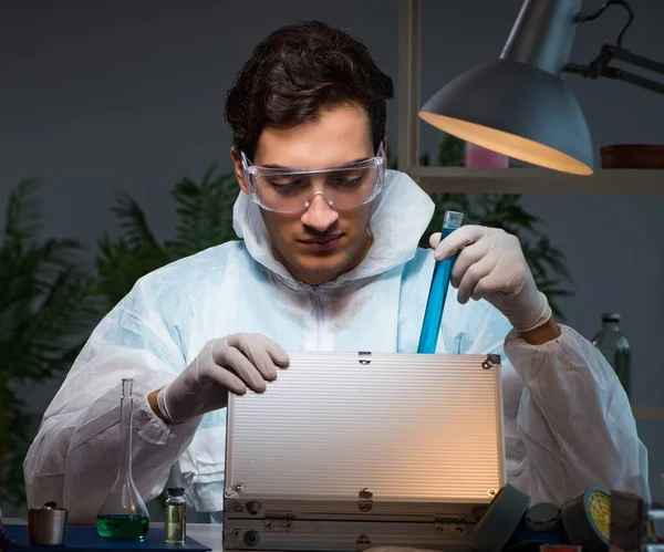 Investigatore forense che lavora in laboratorio in cerca di prove — Foto Stock