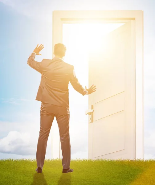 Podnikatel stojí před dveřmi do budoucna — Stock fotografie