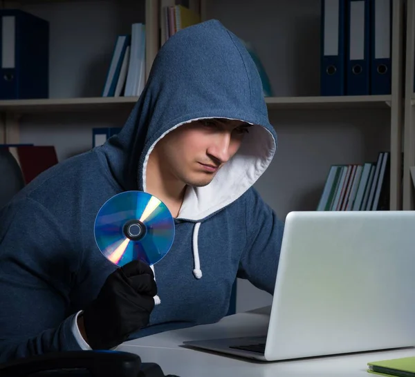 Młody haker włamuje się do komputera w nocy — Zdjęcie stockowe