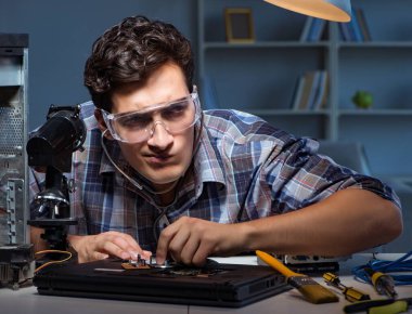 Steteskopla kontrol eden adamla bilgisayar onarım kavramı