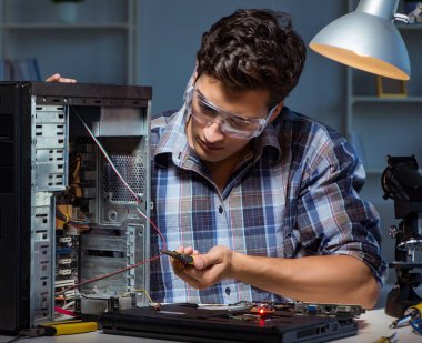 Adam penseyle bilgisayar masaüstünü onarıyor