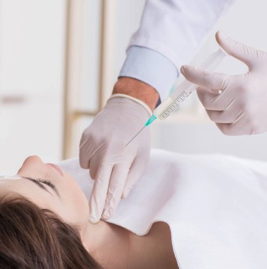 Polis morgdaki cesedi inceliyor.