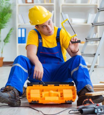 Ahşap palet montajı yapan genç adam.