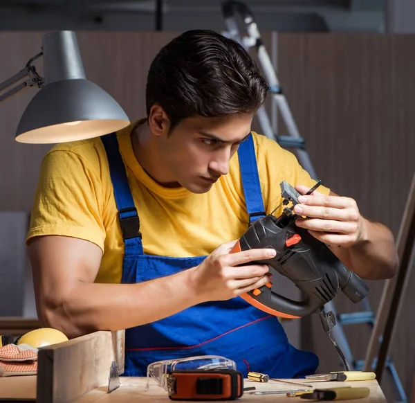 El trabajador que trabaja en taller de reparación en concepto de carpintería — Foto de Stock