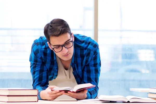 Étudiant étudiant dans la bibliothèque vide avec livre préparant ex — Photo