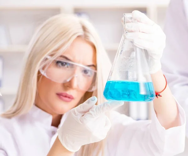 Mujer joven química que trabaja en el laboratorio de la clínica — Foto de Stock