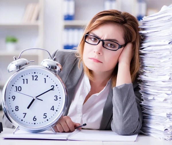 La femme d'affaires qui travaille dans le bureau — Photo