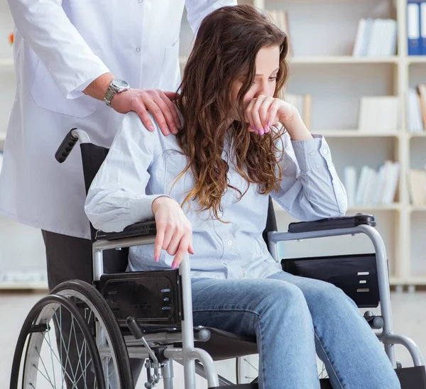 Paciente discapacitado en silla de ruedas que visita al médico para control regular —  Fotos de Stock