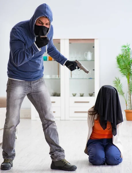 집에서 젊은 여자를 폭행하는 무장 한 남자 — 스톡 사진