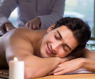 Kaplıca sırasında genç yakışıklı bir adam.