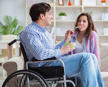 Genç aile birbirine göz kulak oluyor.