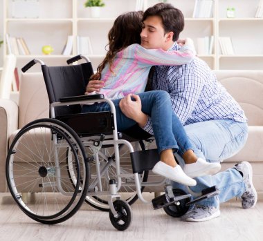 Genç bir aile birbirine göz kulak oluyor.