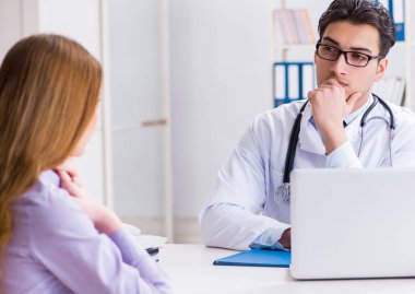 Hastanedeki hasta muayene için doktoru ziyaret ediyor.