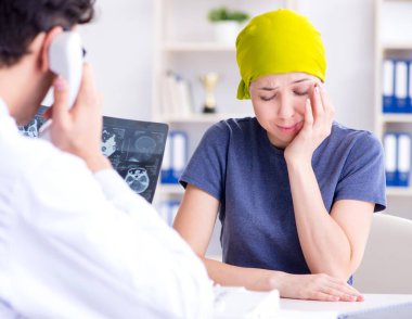 Clini 'de tıbbi konsültasyon için doktoru ziyaret eden kanser hastası.