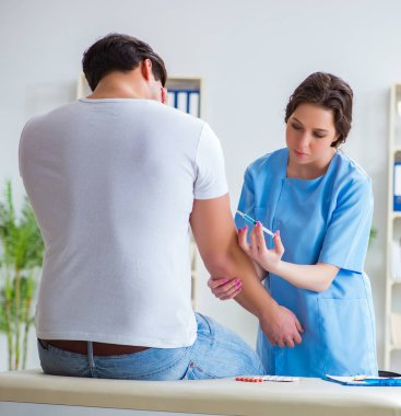 Geleneksel grip aşısı için hasta ziyaretçisi.