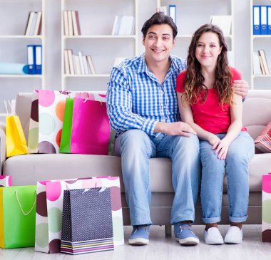 Genç çift alışveriş yaptıktan sonra bir sürü çanta aldı.